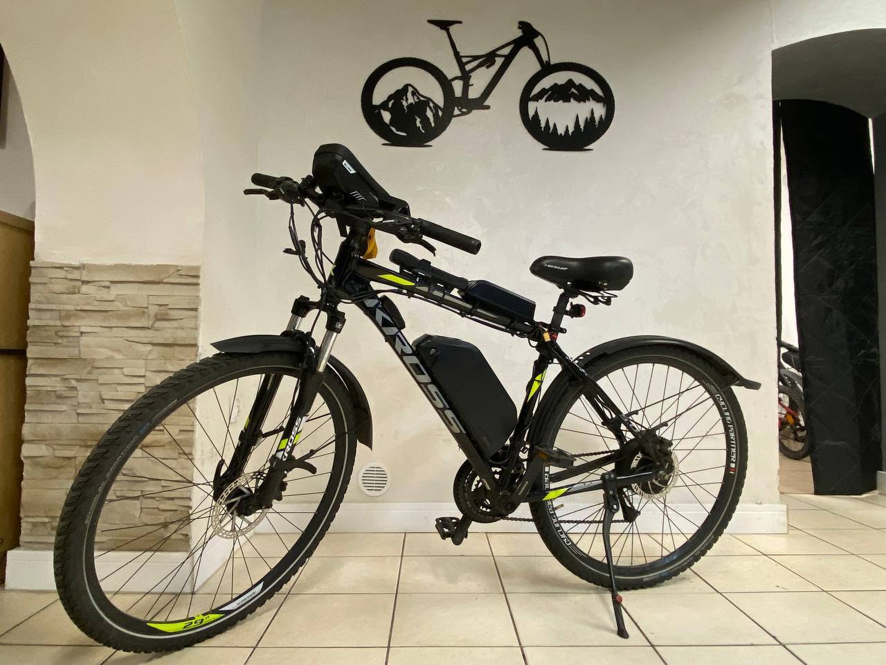 Синие электровелосипеды RowerHub на парковке