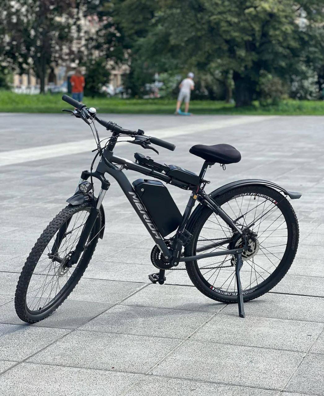 Черный электровелосипед RowerHub в интерьере