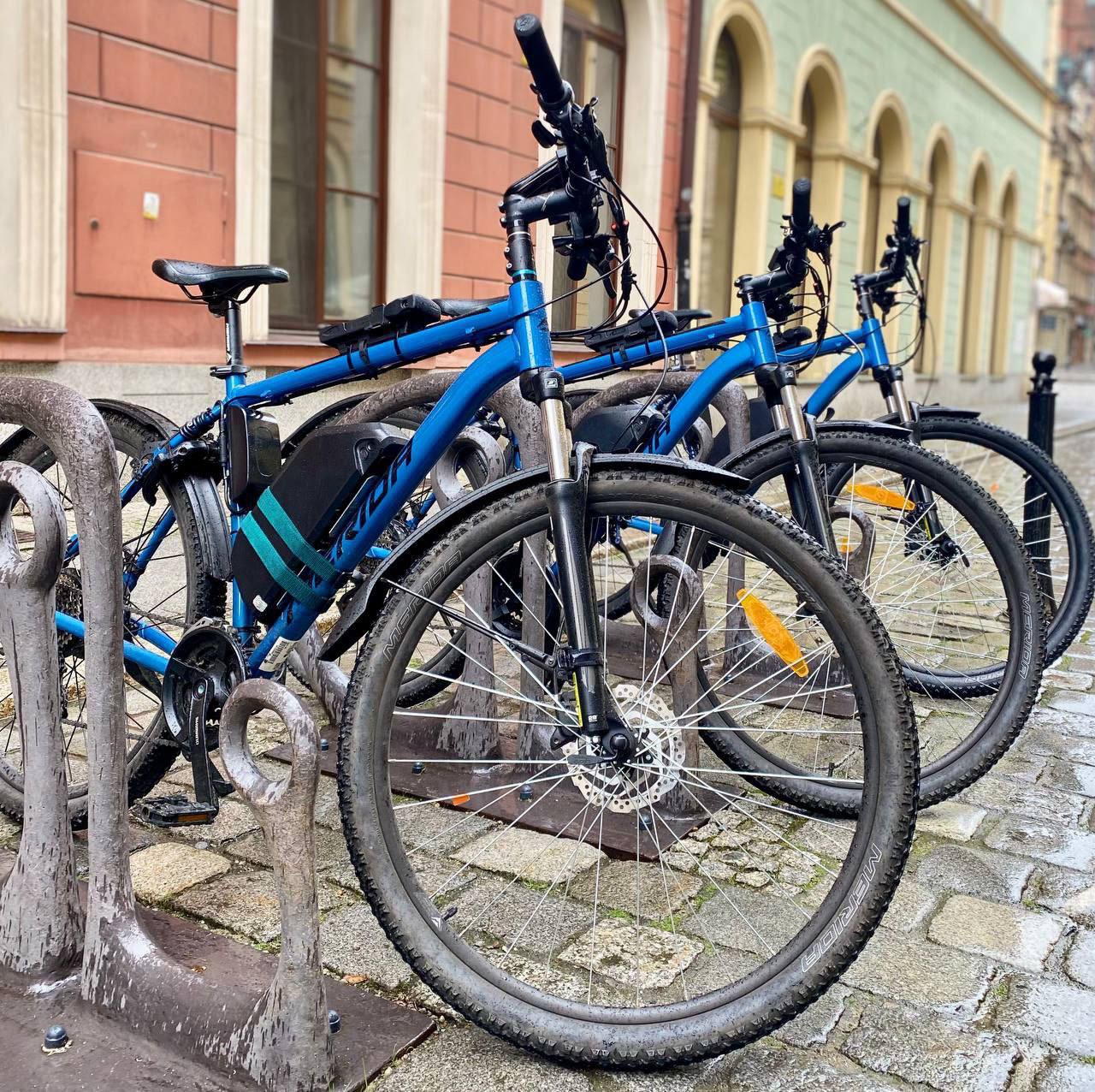 Электровелосипед RowerHub в гараже